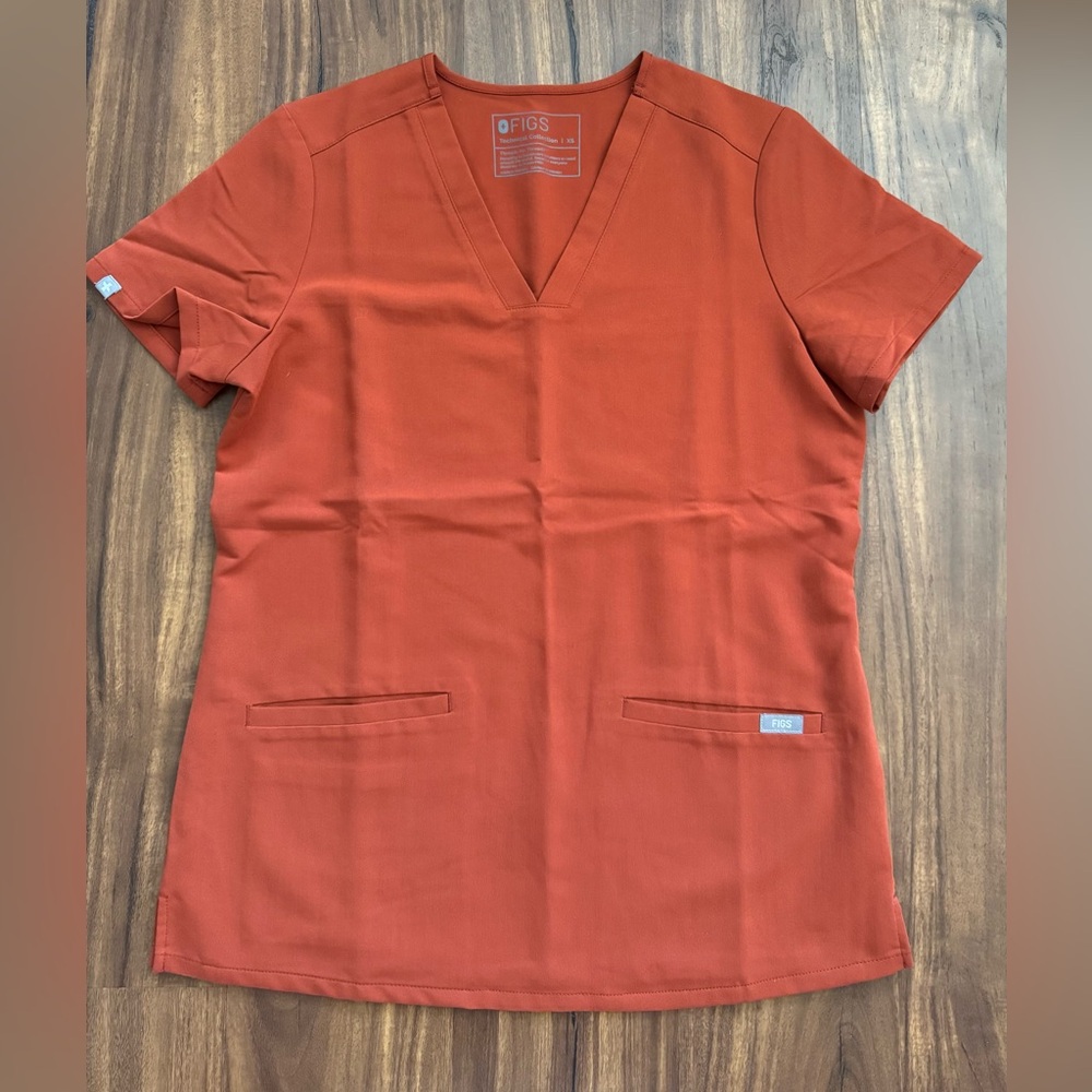 Figs Women's Short Sleeve V-Neck Scrub Top in Auburn